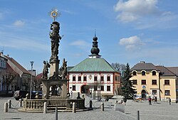 Žďár nad Sázavou (Saar), Hauptplatz mit Pestsäule und Rathaus (39627995870)